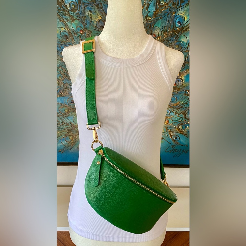 CUIR VERITABLE - LIKE NEW Leather Kelly Green Sling Crossbody Bag 10.25"W, 6.5"T